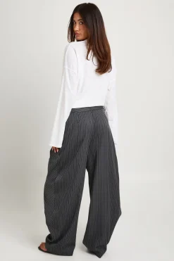 Pantalon Tailleur À Fines Rayures Avec Ceinture Croisée