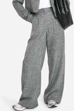 Pantalon tailleur à jambe extrêmement large