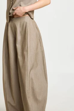 Pantalon Tailleur À Jambes Tonneau Et Plis