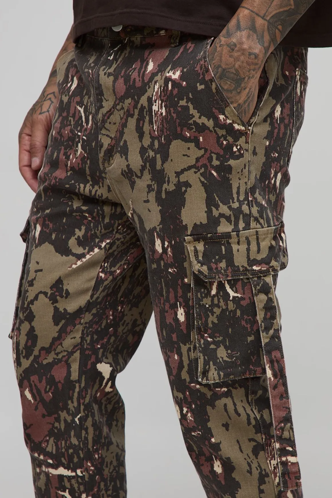 Pantalon Tall à imprimé camouflage, coupe skinny superposée, ourlet à pression