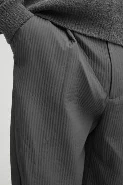 Pantalon Technique Grand à Pliés et Coupe Décontractée