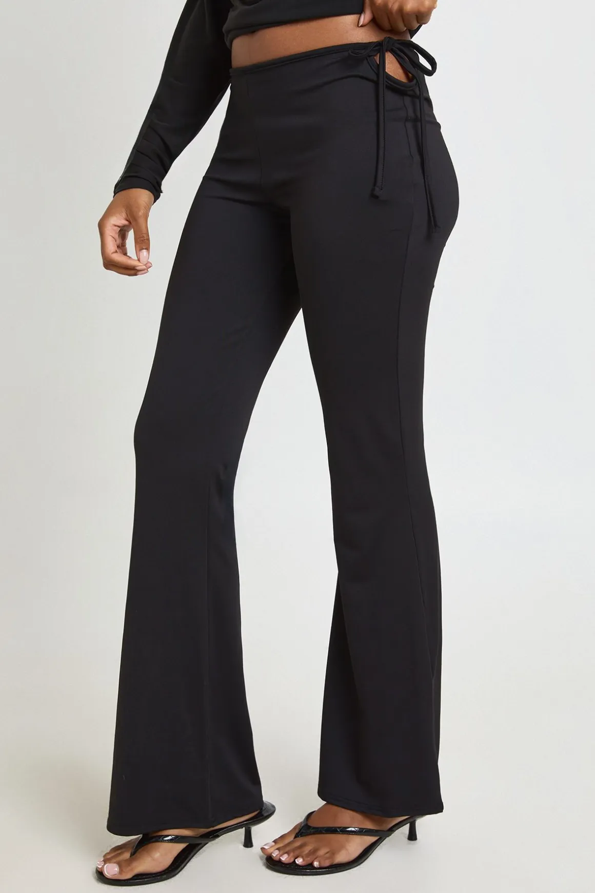 Pantalon Évasé Mat En Slinky Avec Découpes Et Liens Latéraux