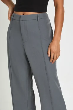boohoo Pantalon Évasé Tailleur Petite Basics<Femme Pantalons