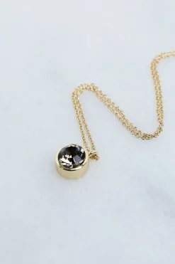 KarenMillen Pendentif solitaire en cristal européen serti à la main, plaqué or 14kt< Colliers
