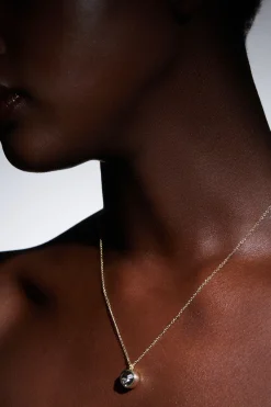 KarenMillen Pendentif solitaire en cristal européen serti à la main, plaqué or 14kt< Colliers