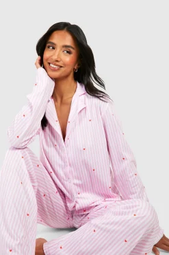 boohoo Petite Collection Pyjama: Chemise à Rayures Fines Imprimée Cœur à Manches Longues & Pantalon<Femme Pyjamas