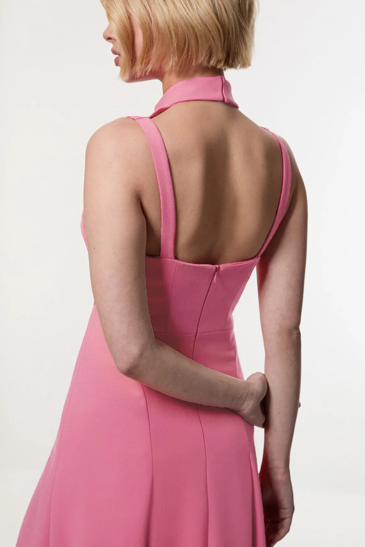 Petite Compact Stretch Robe Maxi Ajustée sur Mesure à Encolure Haute et Dos Ouvert