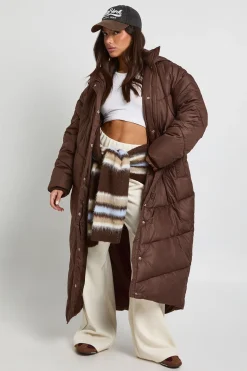 Petite doudoune maxi à capuche avec détails matelassés