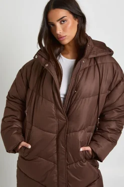 Petite doudoune maxi à capuche avec détails matelassés