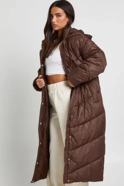 Petite doudoune maxi à capuche avec détails matelassés