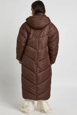 Petite doudoune maxi à capuche avec détails matelassés