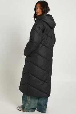 Petite doudoune maxi à capuche aux détails de courtepointe
