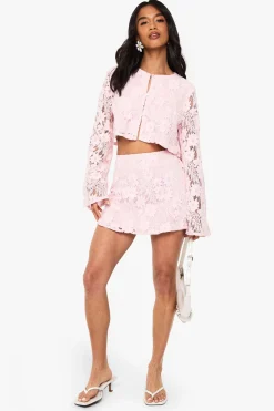 boohoo Petite ensemble coordonné en crochet pour petites tailles : haut à manches longues et mini-jupe<Femme Ensembles