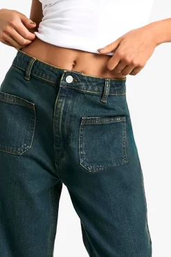 Petite Jean à Détail de Poche et Jambe Évasée,