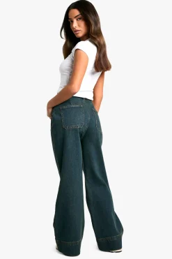 Petite Jean à Détail de Poche et Jambe Évasée,