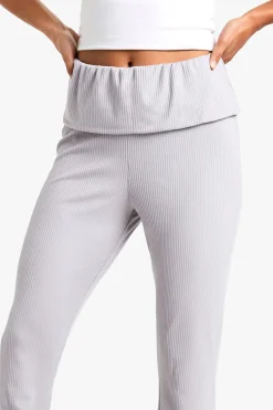 boohoo Petite Pantalon évasé en jersey côtelé doux à ceinture rabattable pour petites tailles<Femme Pantalons