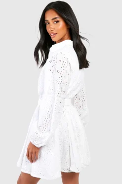 boohoo Petite robe chemise-skater brodée ceinturée<Femme Robes À Manches Longues|Robes