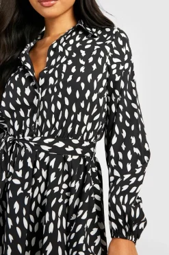 boohoo Petite Robe Chemise Skater à Imprimé Éclaboussure<Femme Robes À Manches Longues|Robes