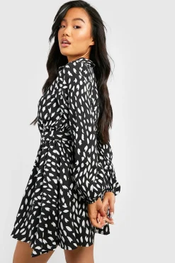 boohoo Petite Robe Chemise Skater à Imprimé Éclaboussure<Femme Robes À Manches Longues|Robes