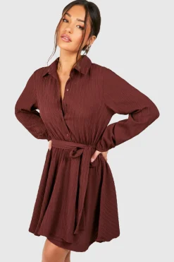 boohoo Petite robe chemise skater à texture froissée<Femme Looks Chocolat|Robes À Manches Longues