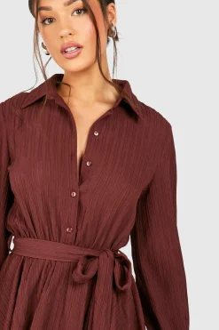 boohoo Petite robe chemise skater à texture froissée<Femme Looks Chocolat|Robes À Manches Longues