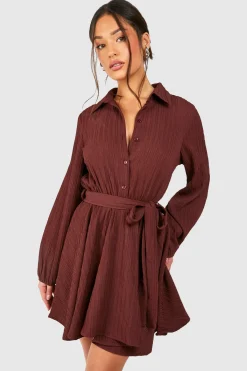 boohoo Petite robe chemise skater à texture froissée<Femme Looks Chocolat|Robes À Manches Longues