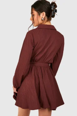 boohoo Petite robe chemise skater à texture froissée<Femme Looks Chocolat|Robes À Manches Longues