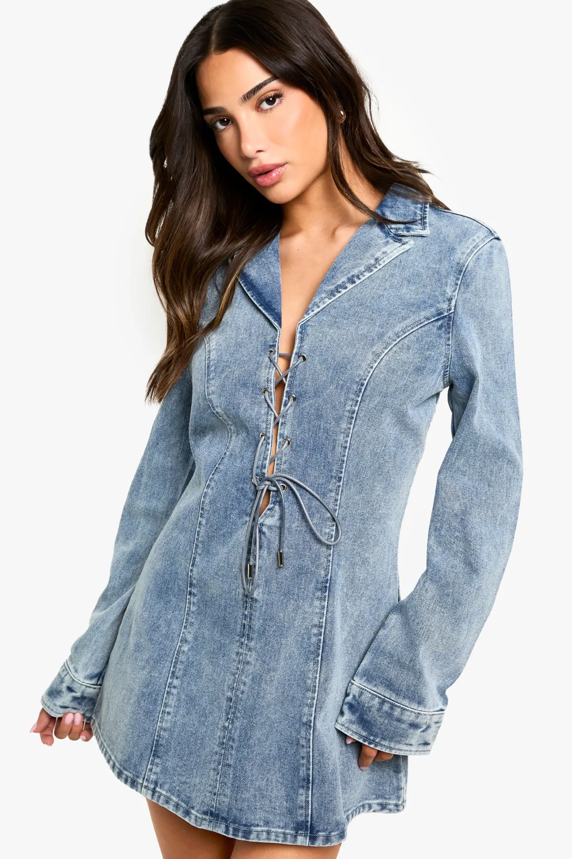 Petite robe courte à lacets