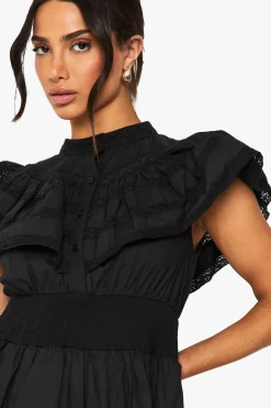Petite robe courte à volants superposés et détails de boutons