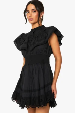 Petite robe courte à volants superposés et détails de boutons
