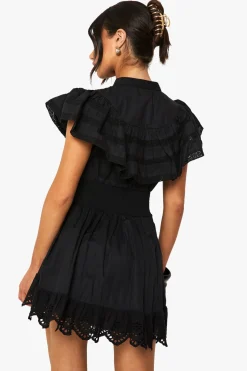 Petite robe courte à volants superposés et détails de boutons