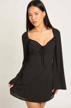 Petite robe de laitière à détail de bonnet en dentelle