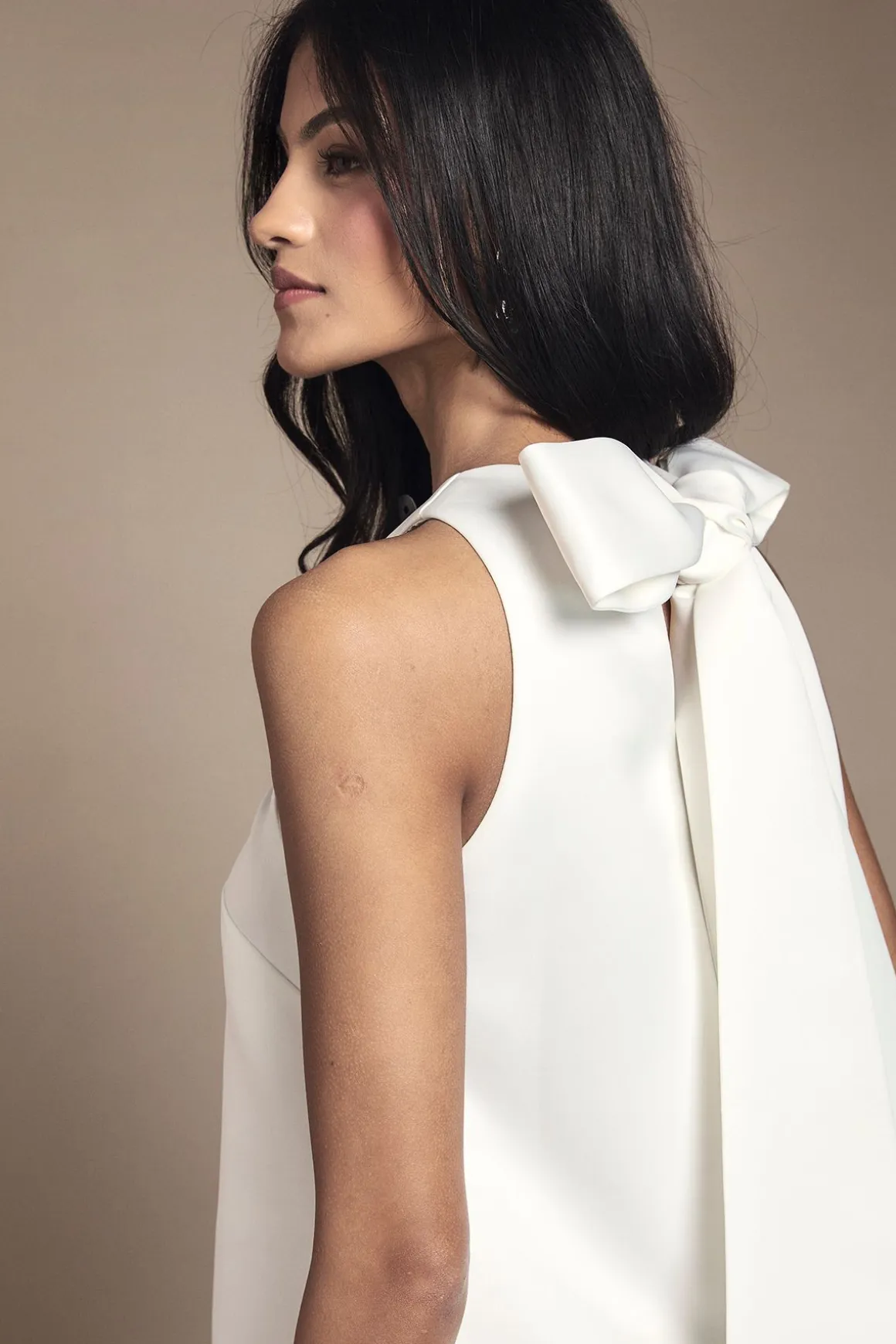 Petite Robe de Mariée Mini en Satin Structuré avec Nœud