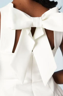 Petite Robe de Mariée Mini Structurée en Crêpe avec Nœud au Dos