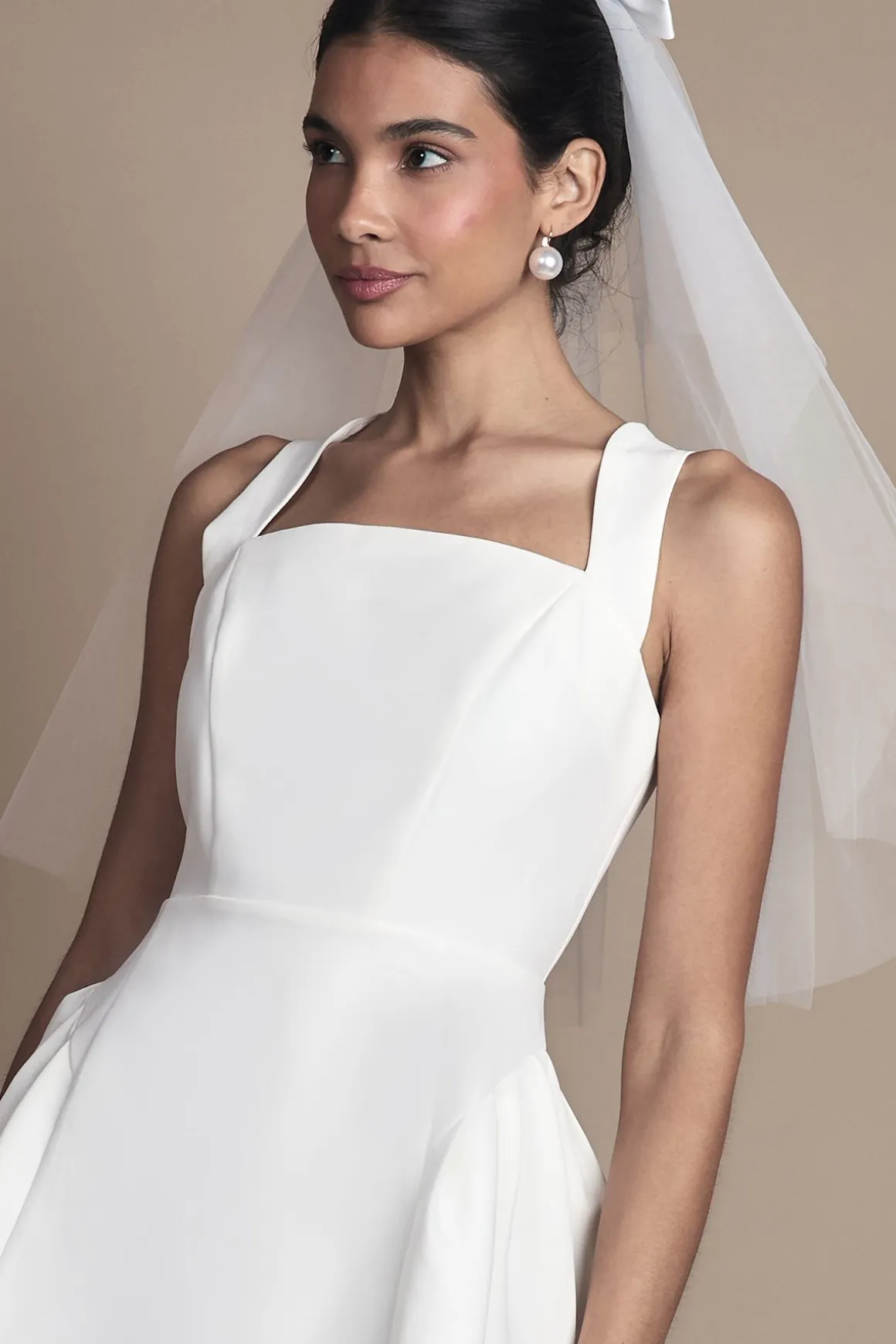 Petite Robe de Mariée Mini Structurée en Crêpe avec Nœud au Dos