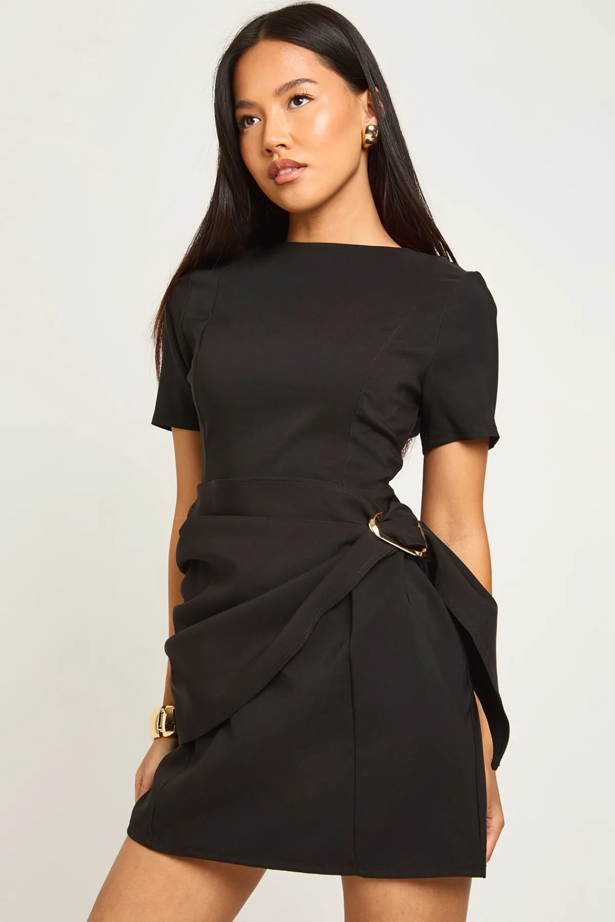boohoo Petite robe droite ceinturée à détail de garniture enveloppante<Femme Robes|Robes Noires
