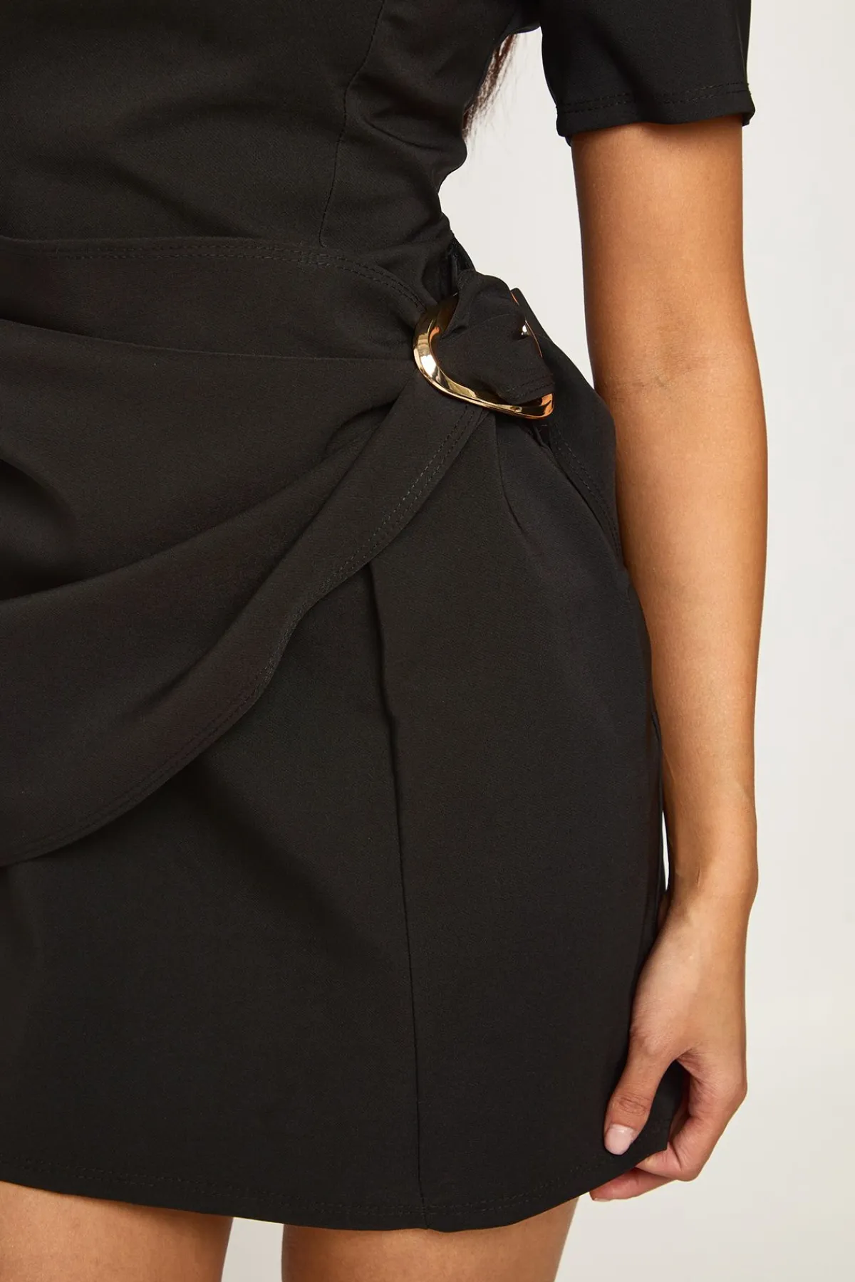 boohoo Petite robe droite ceinturée à détail de garniture enveloppante<Femme Robes|Robes Noires