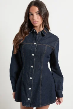 boohoo Petite robe en denim à manches longues avec taille cintrée<Femme Denim|Denim