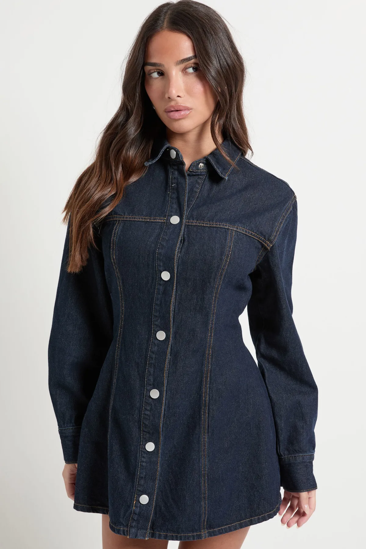 boohoo Petite robe en denim à manches longues avec taille cintrée<Femme Denim|Denim