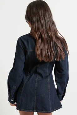boohoo Petite robe en denim à manches longues avec taille cintrée<Femme Denim|Denim