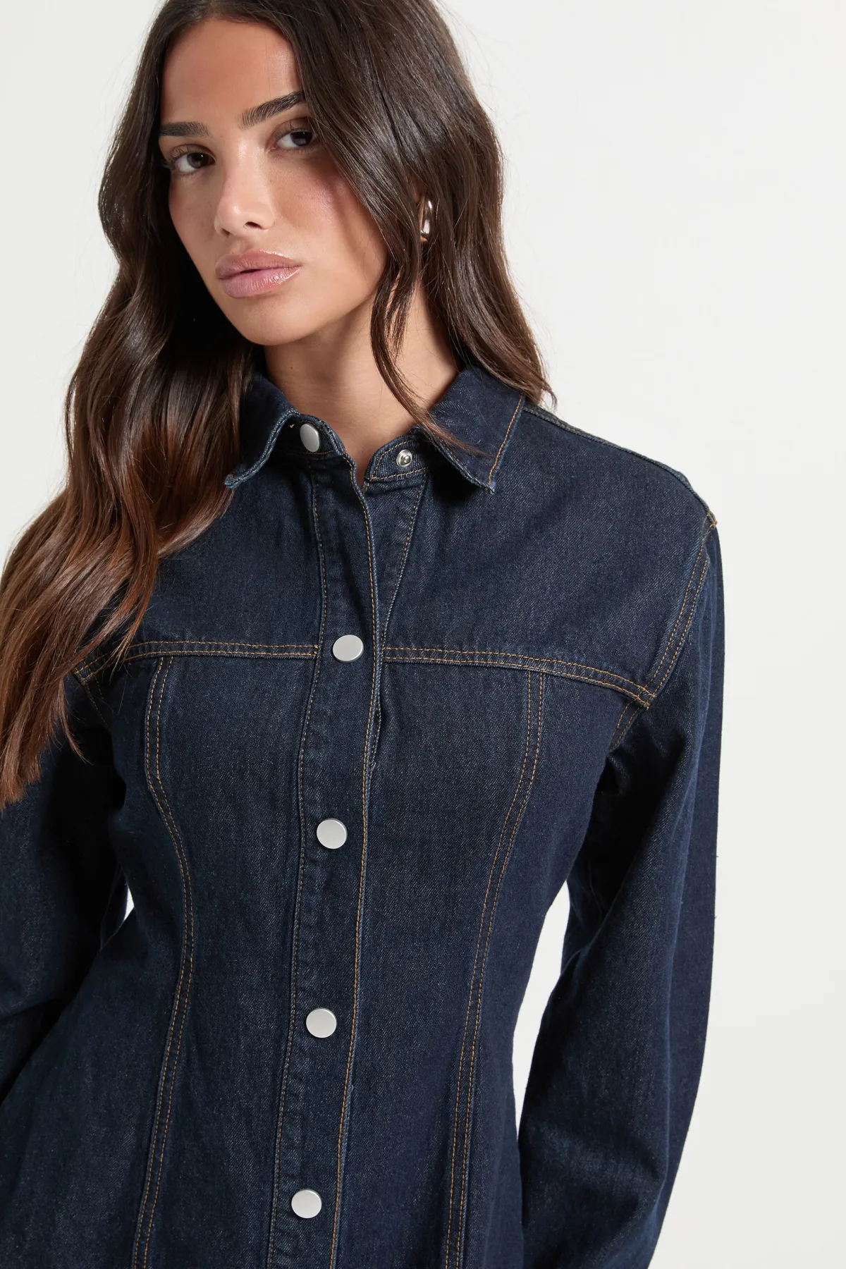 boohoo Petite robe en denim à manches longues avec taille cintrée<Femme Denim|Denim
