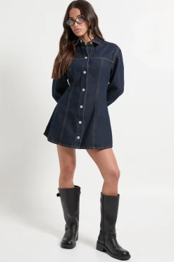 boohoo Petite robe en denim à manches longues avec taille cintrée<Femme Denim|Denim