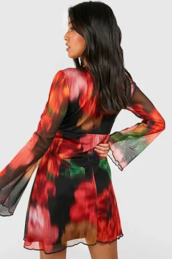 boohoo Petite Robe en Mesh à Imprimé Floral Flou et Manches Évasées<Femme Robes Patineuses|Robes À Manches Longues