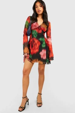 boohoo Petite Robe en Mesh à Imprimé Floral Flou et Manches Évasées<Femme Robes Patineuses|Robes À Manches Longues