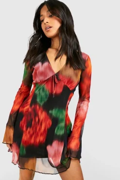 boohoo Petite Robe en Mesh à Imprimé Floral Flou et Manches Évasées<Femme Robes Patineuses|Robes À Manches Longues