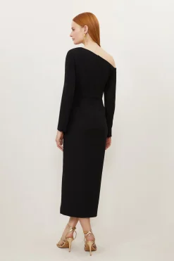 Petite robe longue maxi en crêpe stretch à encolure asymétrique drapée