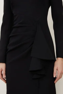 Petite robe longue maxi en crêpe stretch à encolure asymétrique drapée