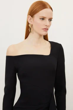 Petite robe longue maxi en crêpe stretch à encolure asymétrique drapée