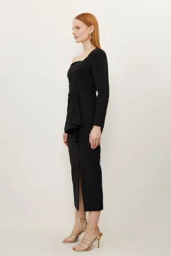 Petite robe longue maxi en crêpe stretch à encolure asymétrique drapée
