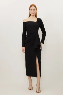 Petite robe longue maxi en crêpe stretch à encolure asymétrique drapée